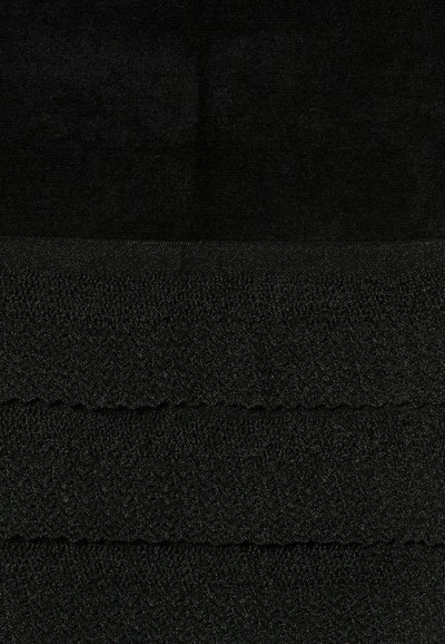 Toalla negra con textura de rizo suave y acentos ribeteados tejidos en la parte inferior; color uniforme en todo.