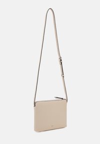 Beige crossbody bag made of textured leather, featuring a rectangular shape, a zippered closure, and a long adjustable strap.