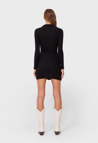 Stradivarius - MIT RAFFUNG - Pouzdrové šaty - black - 2