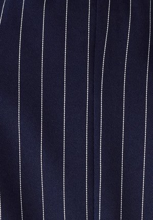 Tessuto navy con righe verticali bianche. Texture liscia con un design strutturato. Adatto per abbigliamento su misura.
