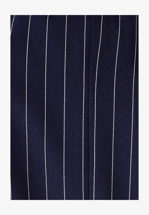 Tessuto navy con righe verticali bianche. Texture liscia con un design strutturato. Adatto per abbigliamento su misura.