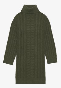 Robe en tricot vert olive avec un col roulé haut, présentant des textures à côtes verticales et de longues manches amples.