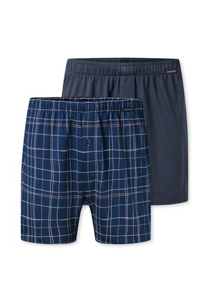 Zwei Paare Herren-Boxershorts: eine einfarbige in Marineblau, eine mit einem weißen und rosa Karomuster in Marineblau. Beide haben ein elastisches Bündchen.