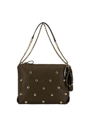 Borsa a mano in pelle marrone con borchie dorate, tracolla a catena e in pelle, forma rettangolare, superficie texturizzata, chiusura con cerniera e dettaglio con nappina.