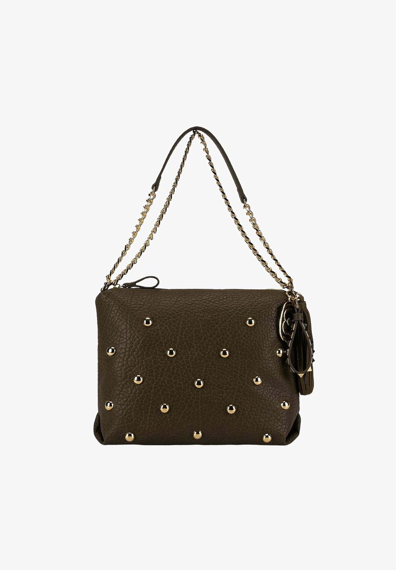 Borsa a mano in pelle marrone con borchie dorate, tracolla a catena e in pelle, forma rettangolare, superficie texturizzata, chiusura con cerniera e dettaglio con nappina.