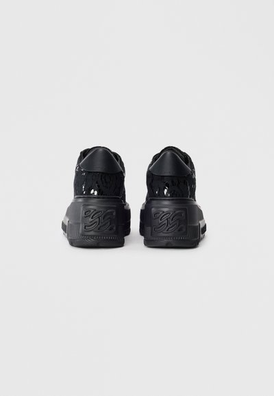 Zwarte sneakers met een vetersupplement, ronde achterkant, gestructureerde rubberen zool en een gegraveerd logo op de hak. Lichtgewicht ontwerp.