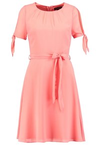 Kortärmad klänning i korallrosa i lätt tyg med figursydd midja, knytbelte och plisserad halsringning. Innehåller rosettdekorationer på ärmarna.