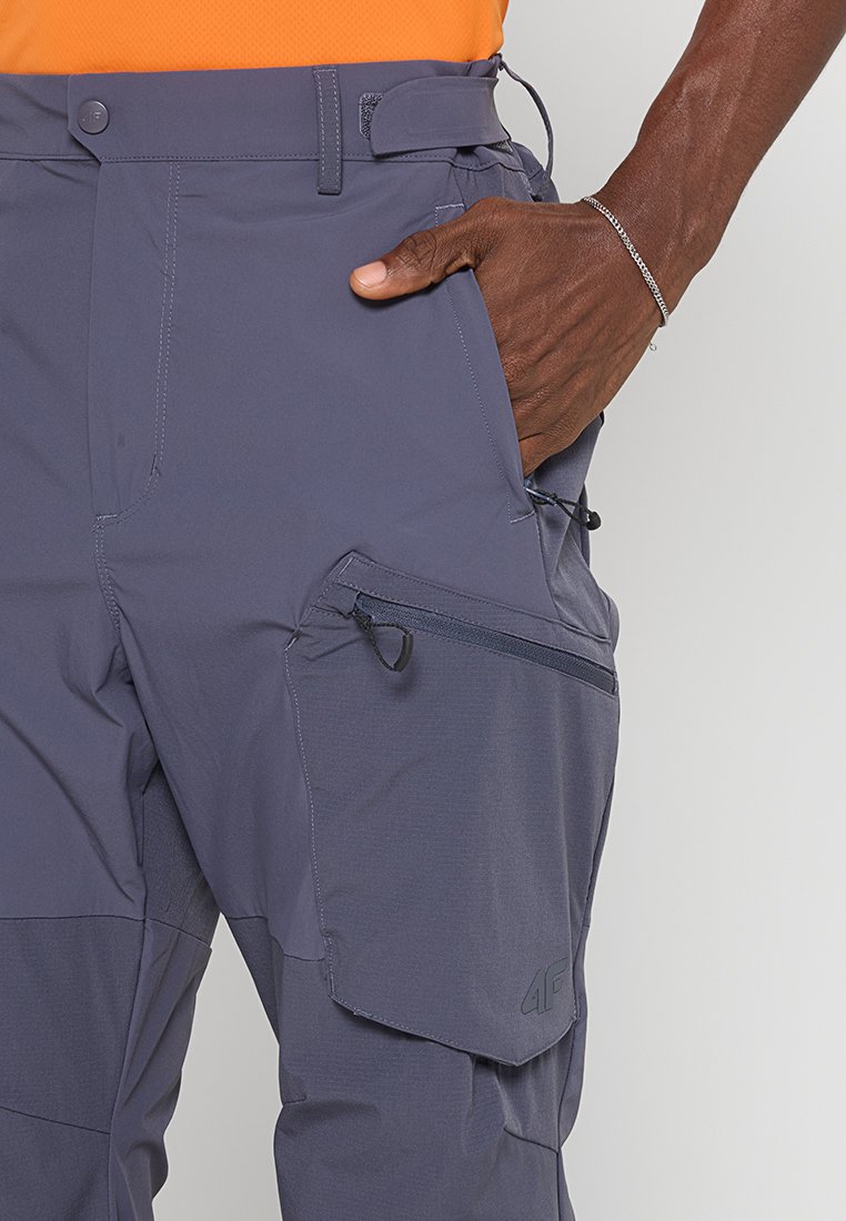 Graue Outdoor-Hosen mit einer Cargo-Tasche, elastischem Bund und glatter Textur, versehen mit einem dezenten Markenlogo am unteren Bein.