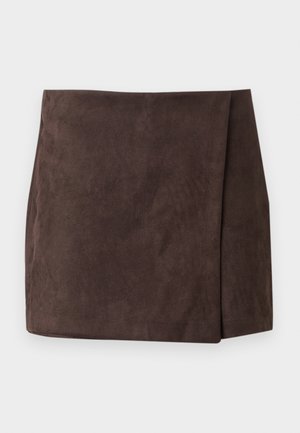 Minifalda de ante marrón oscuro con detalle asimétrico en el panel delantero, cintura plana y dobladillo recto sobre fondo liso.