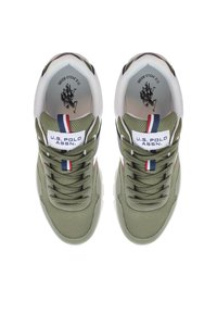Zielone oliwkowe sneakersy z siateczkowego i syntetycznego materiału, wzór na sznurowanie, branding U.S. Polo Assn. oraz akcent w czerwono-biało-niebieskie pasy.