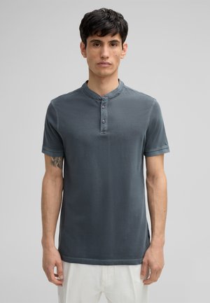 Dunkelgraues kurzärmeliges Polohemd mit rundem Kragen und einer Drei-Knopf-Leiste. Weicher Stoff mit dezenten Steppdetails.