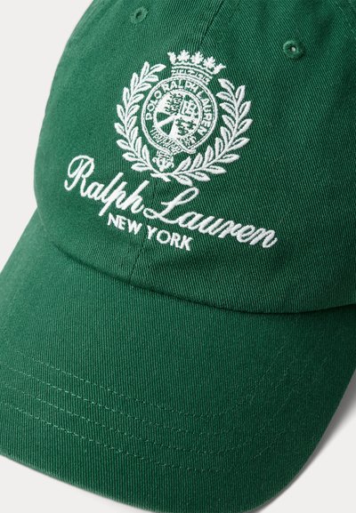 Πράσινο βαμβακερό καπέλο με λευκό κεντημένο λογότυπο και κείμενο, με υφή φινιρίσματος και καμπυλωτό γείσο. Περιλαμβάνει διακοσμητικό σχέδιο με κορώνα και δάφνη.