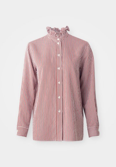 Chemise rouge et blanche à rayures avec un col à volants et une fermeture à boutons sur le devant, dotée de manches longues et de poignets, fabriquée en tissu léger.