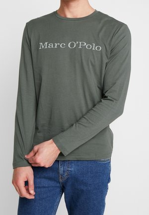 Grünes Langarm-T-Shirt aus weichem Stoff, mit rundem Ausschnitt und dem "Marc O'Polo"-Logo in Weiß auf der Brust.
