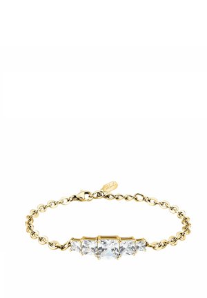 Bracciale a catena in oro con una fila centrale di cinque pietre preziose trasparenti quadrate e triangolari, fissato con un moschettone e un piccolo ciondolo inciso.