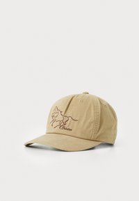 Kaki baseballcaps laget av bomull med en brodert hestedesign og tekst på forsiden. Den har en buet skjerm og justerbart spenn bak.