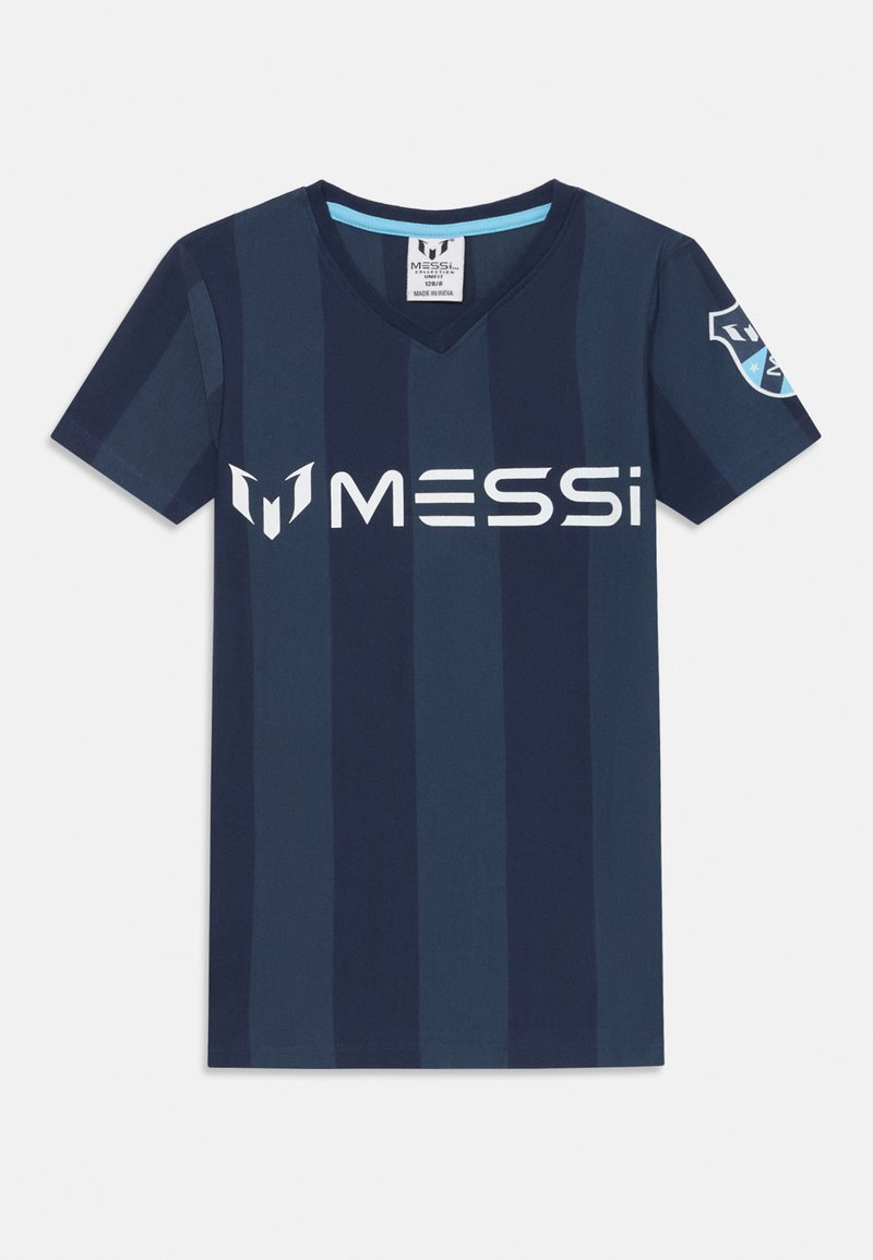 Camiseta azul-marinho com decote em V e riscas verticais, apresenta "MESSi" em letras brancas na frente e um logótipo na manga. Feita de material suave.