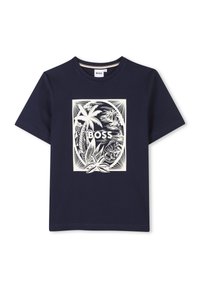T-shirt en coton bleu marine avec un imprimé graphique blanc représentant un feuillage tropical et le mot "BOSS" au centre. Manches courtes, col rond.