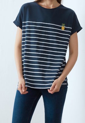 Marineblau gestreiftes T-Shirt aus Baumwolle mit kurzen, aufgerollten Ärmeln; verfügt über ein kleines, besticktes Ananas-Design auf der linken Brustseite.