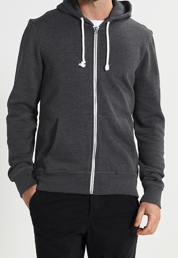 Sudadera con capucha gris con cremallera, confeccionada en tela suave y texturizada. Cuenta con cremallera frontal, cordones blancos y bolsillos laterales. Diseño ligero y casual.