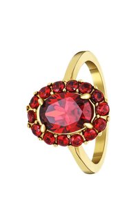 Gouden ring met een grote ovale rode edelsteen omringd door kleinere rode stenen, gezet in pootjes. Zachte band met een gepolijste afwerking.