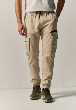 Koroshi, KOROSHI MEN'S LONG CARGO JOGGER PANTS MEN'S LONG CARGO JOGGER PANTS - Cargo trousers - piedra   stone