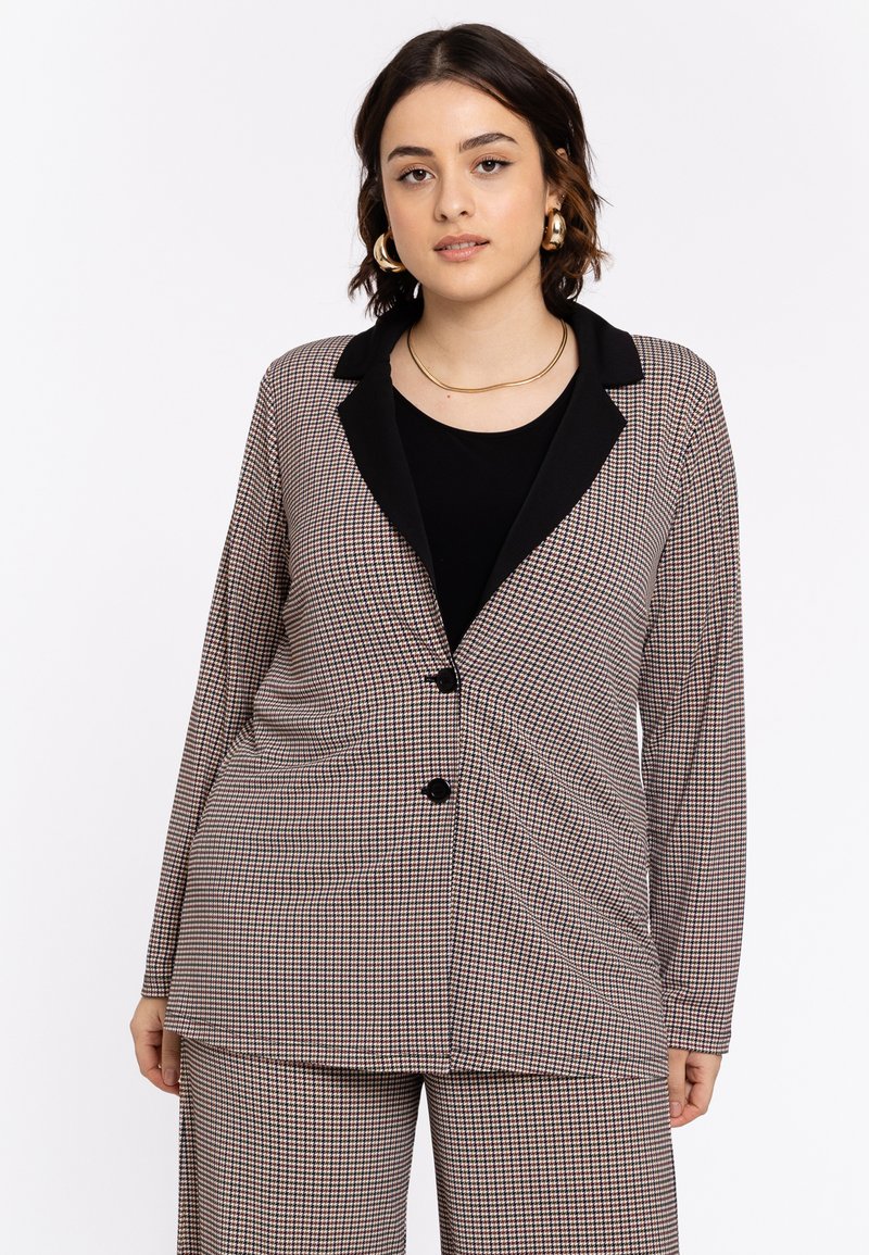 Geruite blazer met een zwarte kraag, met lange mouwen en twee knopen. De stof heeft een gestructureerd patroon met bruine en crème kleuren.