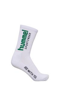 Białe skarpetki sportowe z zielonym napisem "hummel! SPORTS WEAR" i "BEE WITH YOU". Charakteryzują się prążkowaną teksturą i długością do kostki.