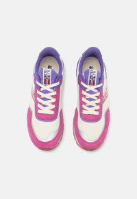 Scarpe sportive con un corpo in tessuto crema, dettagli in suede rosa, rifiniture viola, lacci tondi e una suola in gomma con testo sui lati.