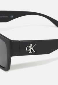 Musthave must-haves, mille on matt pind, ruudukujuline raam, tumedad objektiivid ja hõbedane 'CK' logoändigus. Stiilne ja kaasaegne disain.