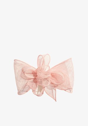 Vaaleanpunainen läpikuultava kangasrusetti, jossa on useita silmukoita ja keskellä solmu. Rusetissa on kevyt ja ilmava rakenne.