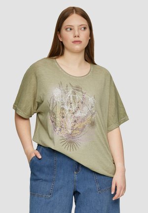 T-shirt amples vert olive avec un col rond et des manches courtes, présentant un motif graphique floral dans des couleurs pastel sur le devant.