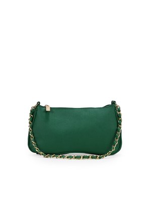 Bolso de mano texturizado verde con cadena dorada. Presenta una silueta curva y cierre de cremallera. Superficie lisa con sutiles detalles en el patrón.