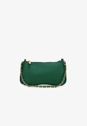 Bolso de mano texturizado verde con cadena dorada. Presenta una silueta curva y cierre de cremallera. Superficie lisa con sutiles detalles en el patrón.