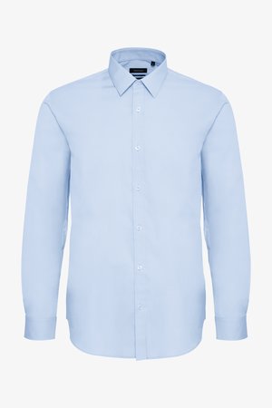 Camisa de manga larga azul claro, hecha de una tela suave, con un cuello clásico, cierre de botones y puños con bordes redondeados.