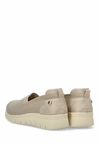 Zapatillas beige sin cordones con parte superior de punto, tejido texturizado, acentos de ante suave y suela gruesa con un agarre estampado. Detalle de hardware dorado.