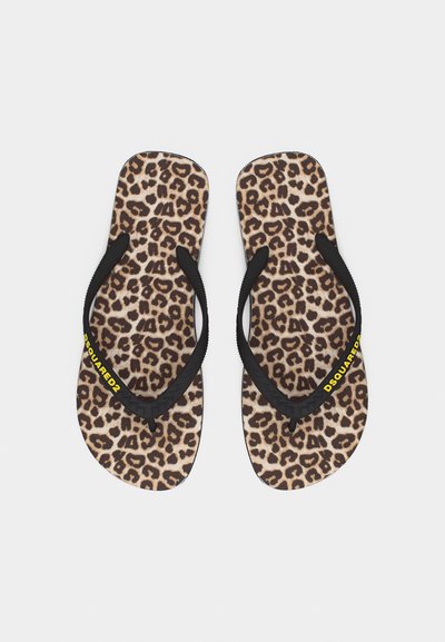 Σαγιονάρες με σόλες σε σχέδιο λεοπάρ και μαύρα λουριά, με κίτρινη επιγραφή "DSQUARED2" στα λουριά.