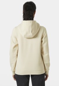 Licht beige hoodie met een gestructureerde capuchon, geribbelde manchetten en een effen, zachte textuur. De achterkant heeft een strak ontwerp en een comfortabele pasvorm.