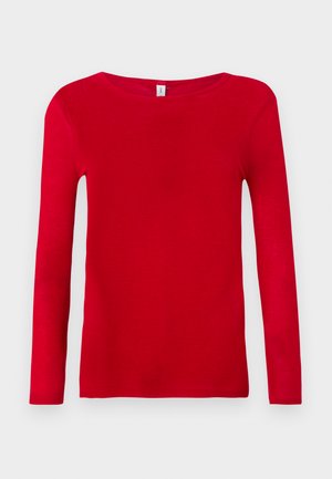 T-shirt vermelho de manga longa feito de algodão macio. Apresenta um decote redondo e um ajuste justo, com uma textura suave e sem padrões visíveis.