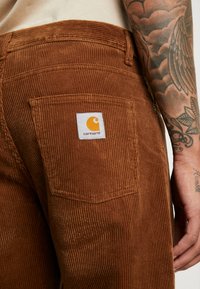 Carhartt WIP NEWEL PANT - Calças - hamilton brown rinsed