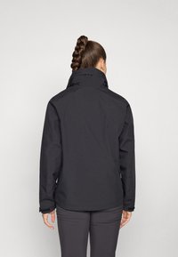 Svart jakke med høy krage, laget av lett materiale. Har lange ermer og et rent, minimalistisk design uten synlig maskinvare.