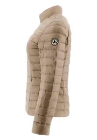 Beige gewatteerde jas met horizontale gestikte patronen, hoge kraag en logo patch op de schouder. Glad textuur en lichtgewicht ontwerp.