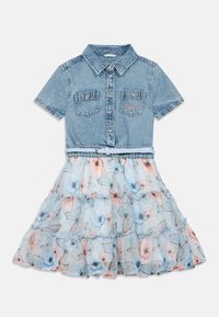 Τζιν φόρεμα με κοντό μανίκι, κουμπιά εμπρός και δύο τσέπες στο στήθος, σε συνδυασμό με μια στρωματοποιημένη φούστα από μπλε τούλι με floral σχέδιο.