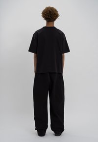 LOW LIGHTS STUDIOS® CHROMATIC - T-shirts med print - black