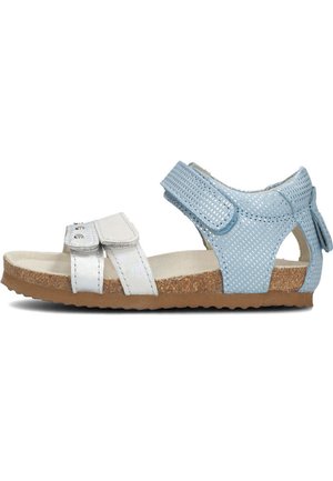 Lichtblauwe en witte verstelbare sandalen met een geperforeerd ontwerp, kurken zool en dubbele klittenbandsluitingen voor een veilige pasvorm.
