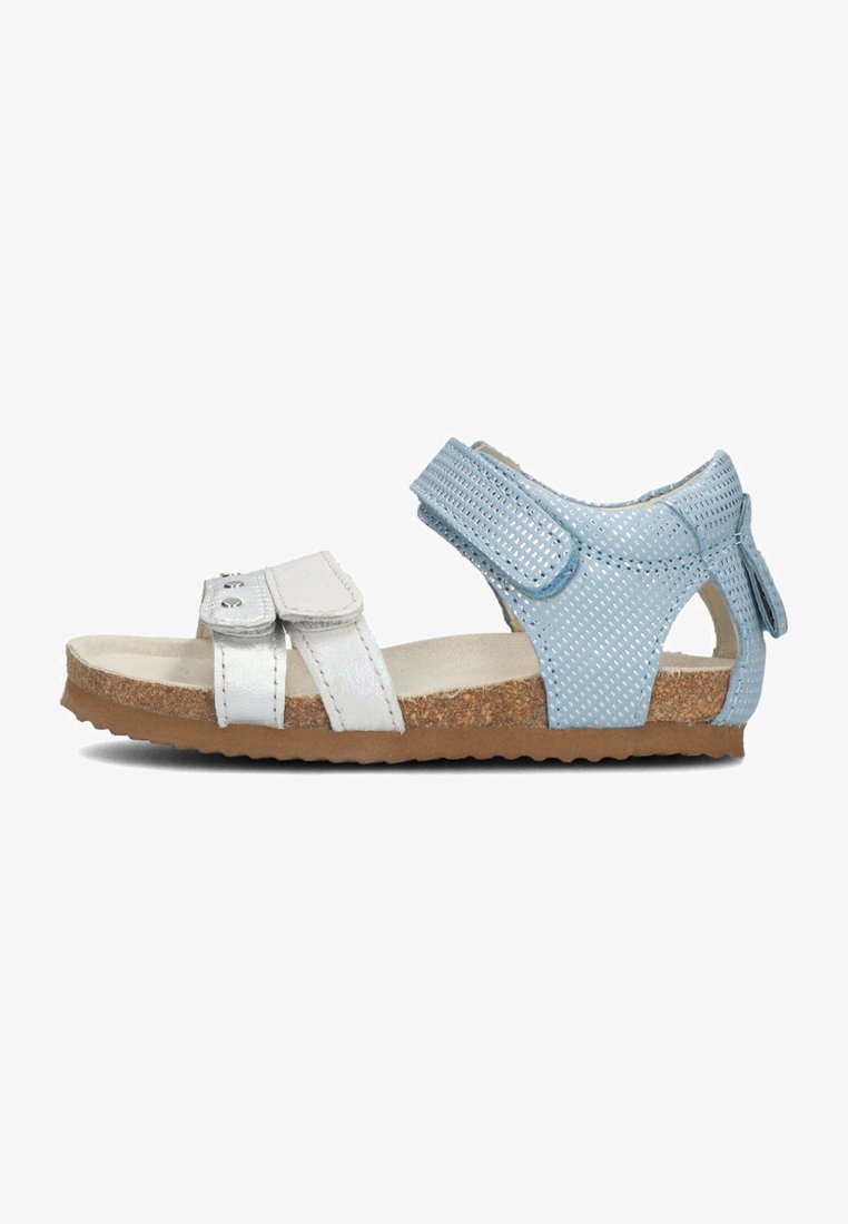 Lichtblauwe en witte verstelbare sandalen met een geperforeerd ontwerp, kurken zool en dubbele klittenbandsluitingen voor een veilige pasvorm.