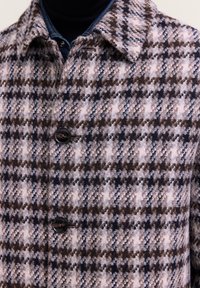 Karierter Wollmantel mit einem Muster aus Braun, Creme und Marineblau. Auffällige schwarze Knöpfe und ein klassisches Kragen-Design.