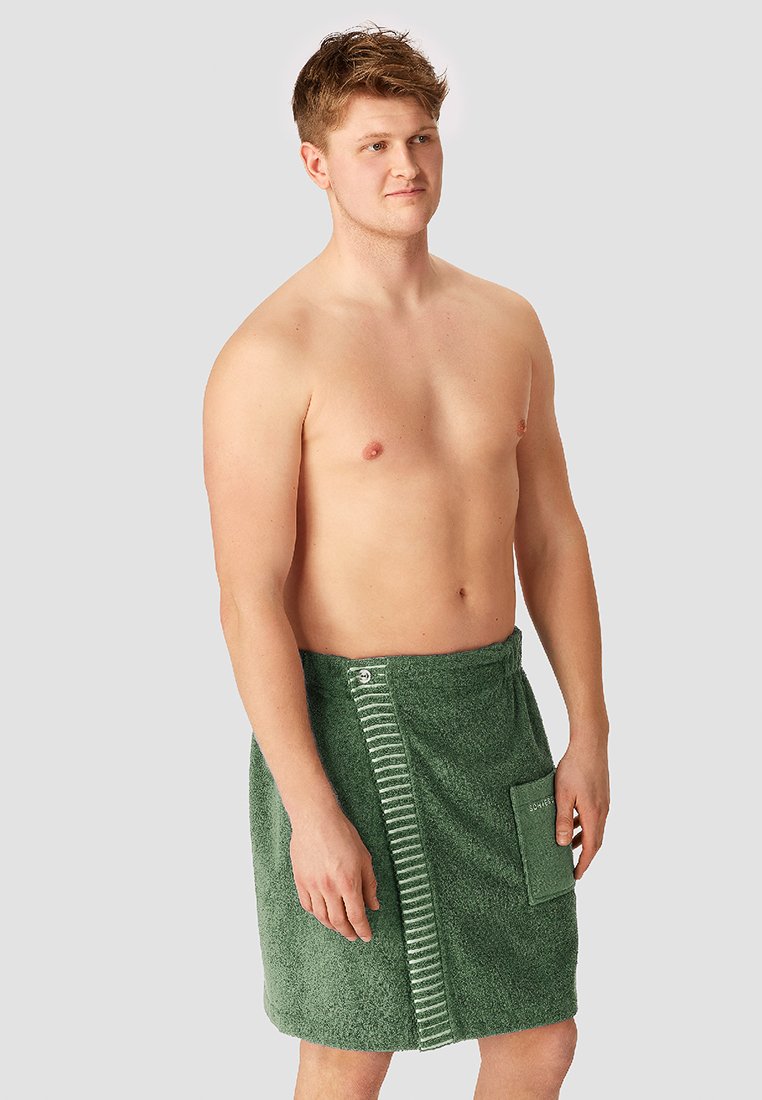 Toalla de baño verde de felpa con un acento a rayas, bolsillo frontal y cierre ajustable a presión. Textura suave, diseño hasta la rodilla.