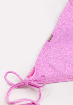 Bas de bikini en tissu pailleté rose avec nouure latérale et une petite plaque métallique rectangulaire de la marque sur le bord.