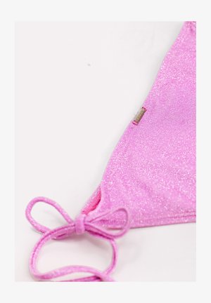 Bas de bikini en tissu pailleté rose avec nouure latérale et une petite plaque métallique rectangulaire de la marque sur le bord.